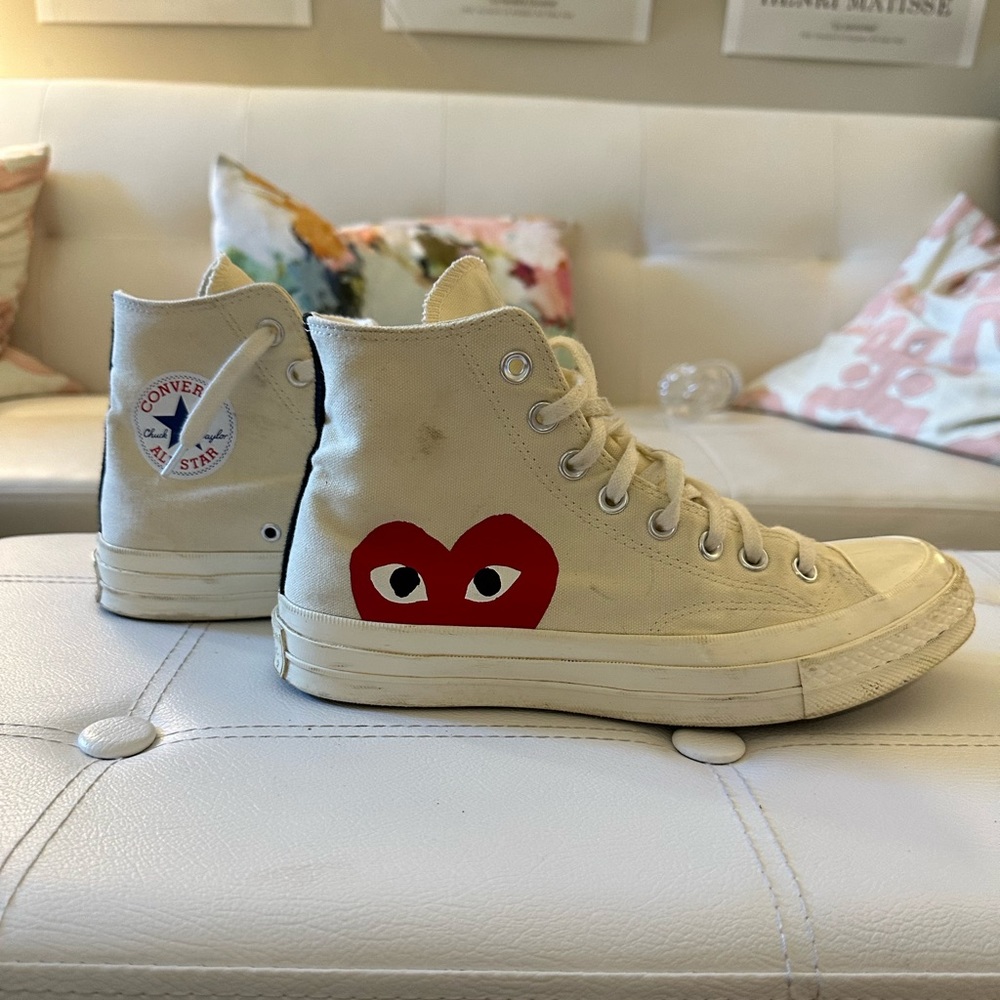 COMME DES GARÇONS PLAY X CONVERSE
CLASSIC WHITE HIGH TOPS